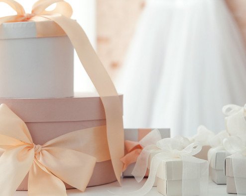 Is It Customary to Bring Wedding Gifts to a Reception?