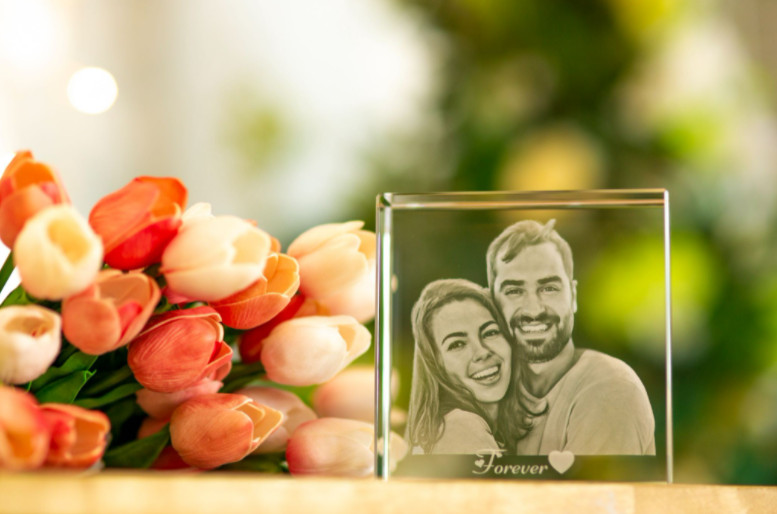 A 3D Photo Crystal engraved with a photo of a boyfriend and girlfriend.