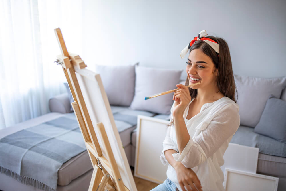 A creative woman receives a virtual art class as a birthday gift.