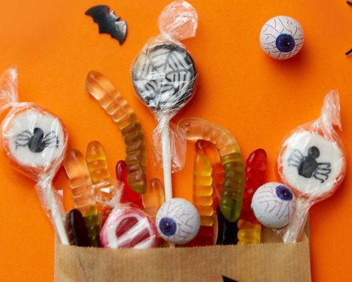 16 Cute and Spooky Ideas to Fill a Halloween Gift Basket