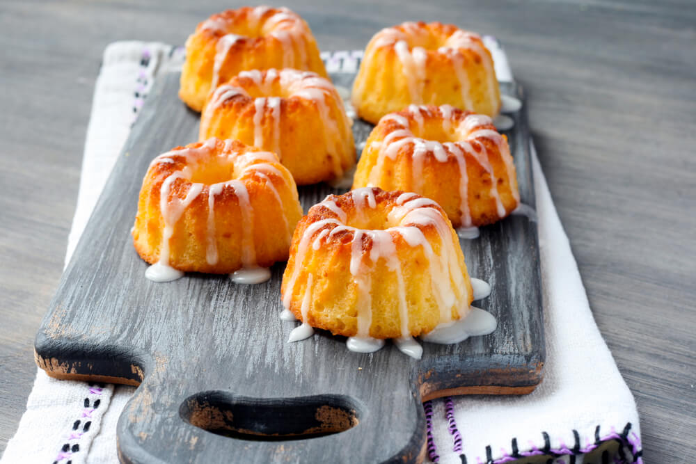 Sweet mini bundt cakes to celebrate a Cancer season birthday.