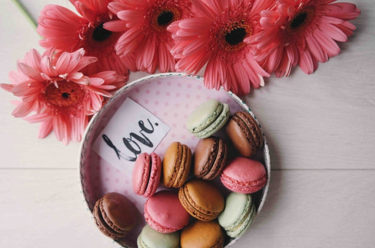 A pink bouquet and a gift box of macarons for a loved one on Valentine’s Day.