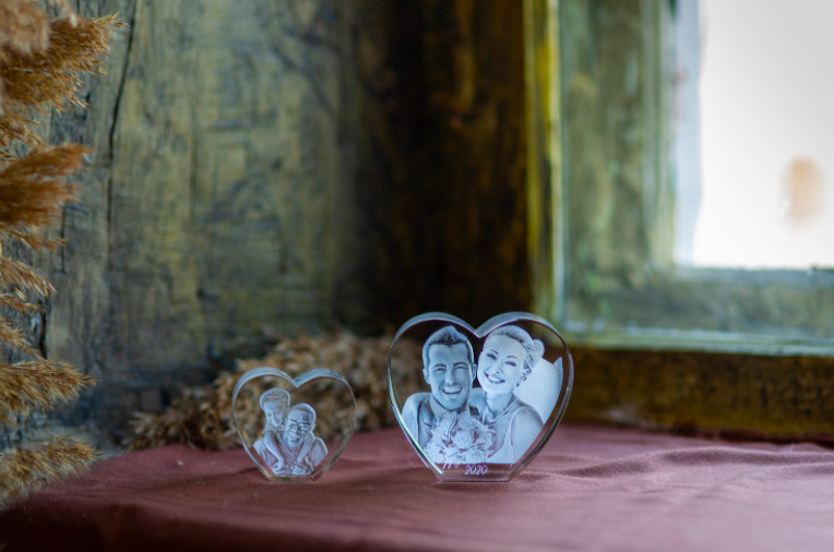 A romantic wedding photo engraved in 3D inside a heart-shaped crystal.