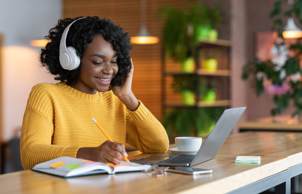 A woman whose zodiac sign is Libra takes a language class online.