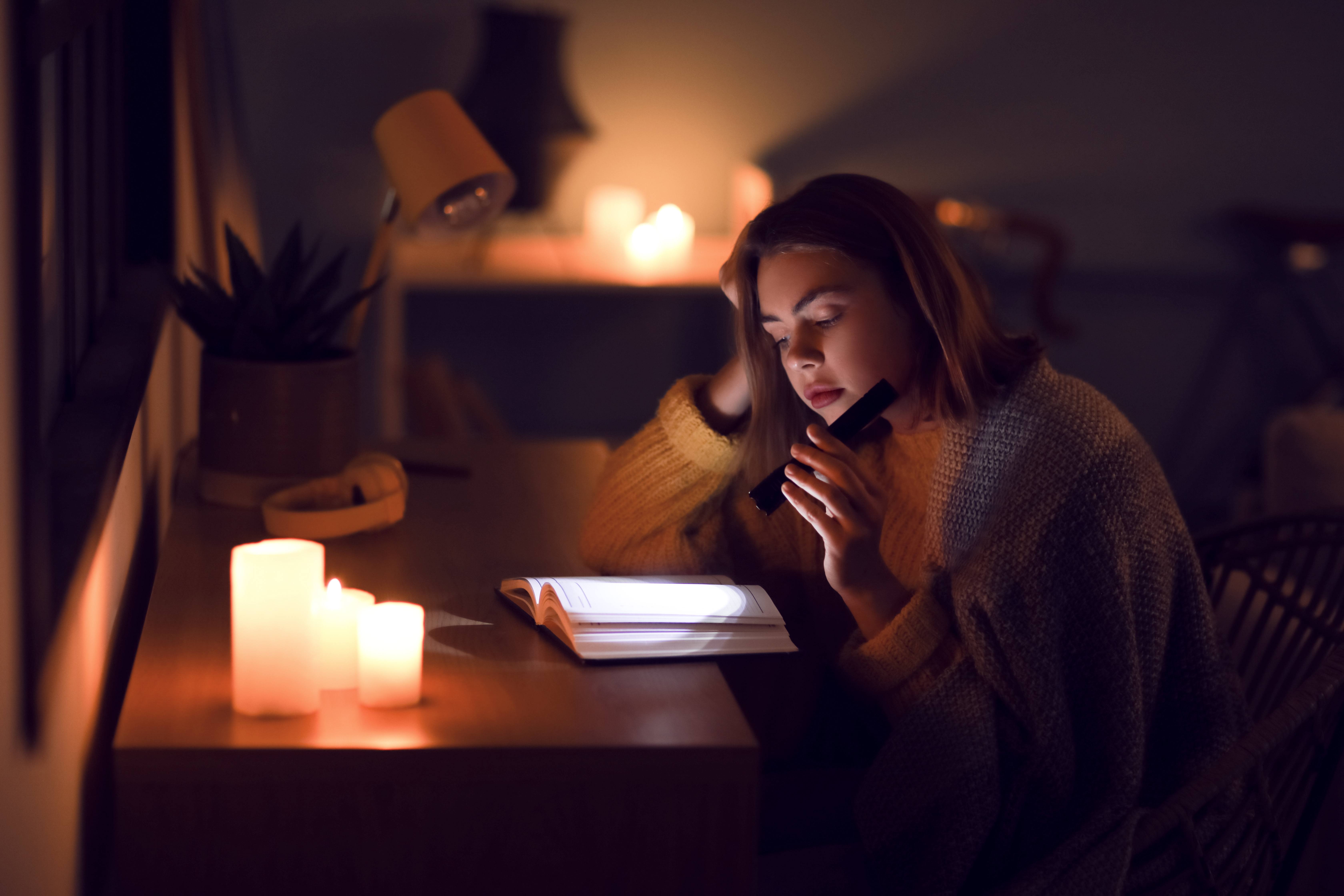 Reading lights make great gifts for girlfriends who love books on Valentine’s Day.