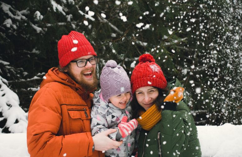 15 Unique Family Portrait Ideas for Your Christmas Photos