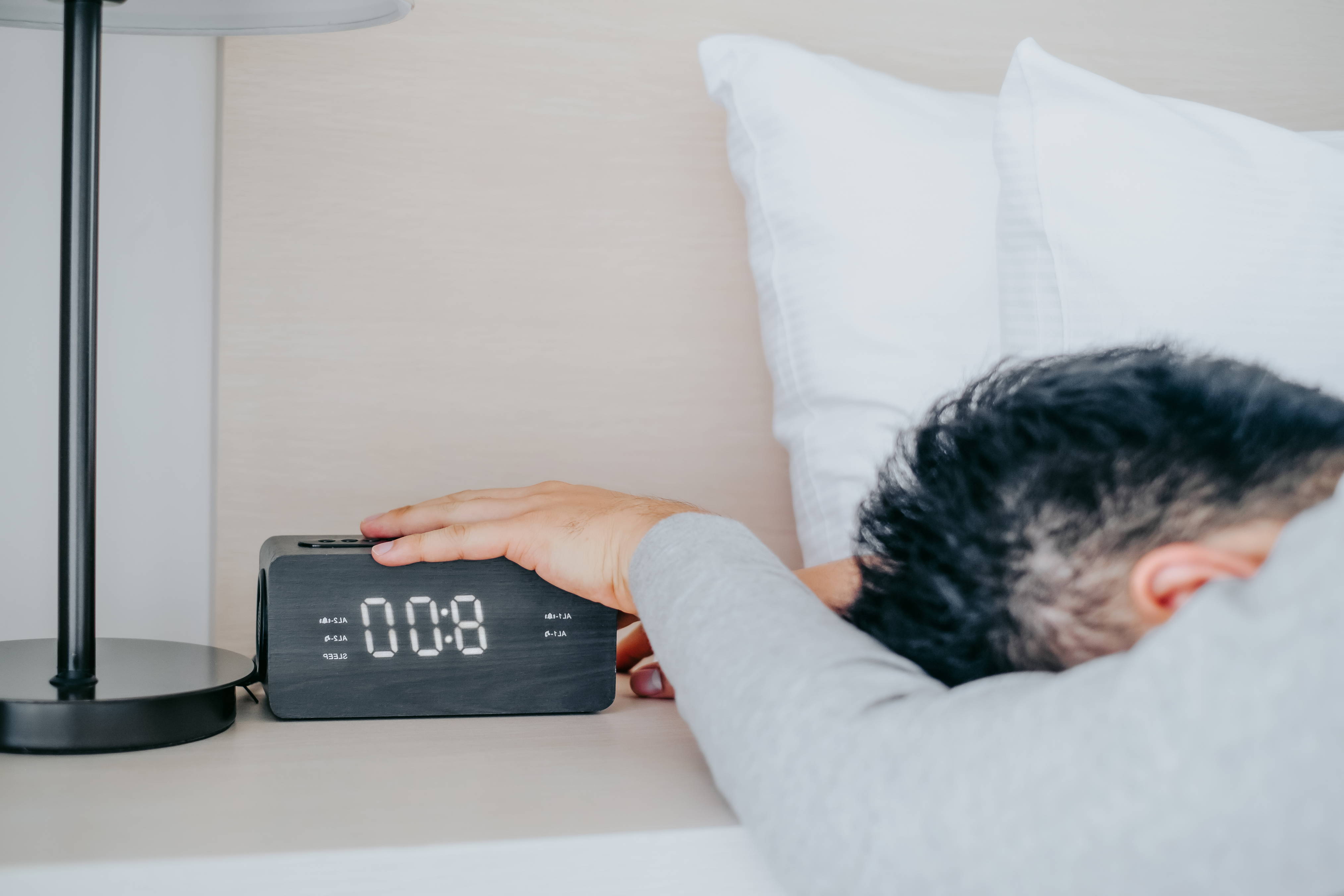 Останови будильник. Будильник утро. Snooze. Будильник далеко от кровати. Man Wake up iphones Alarm Clock.