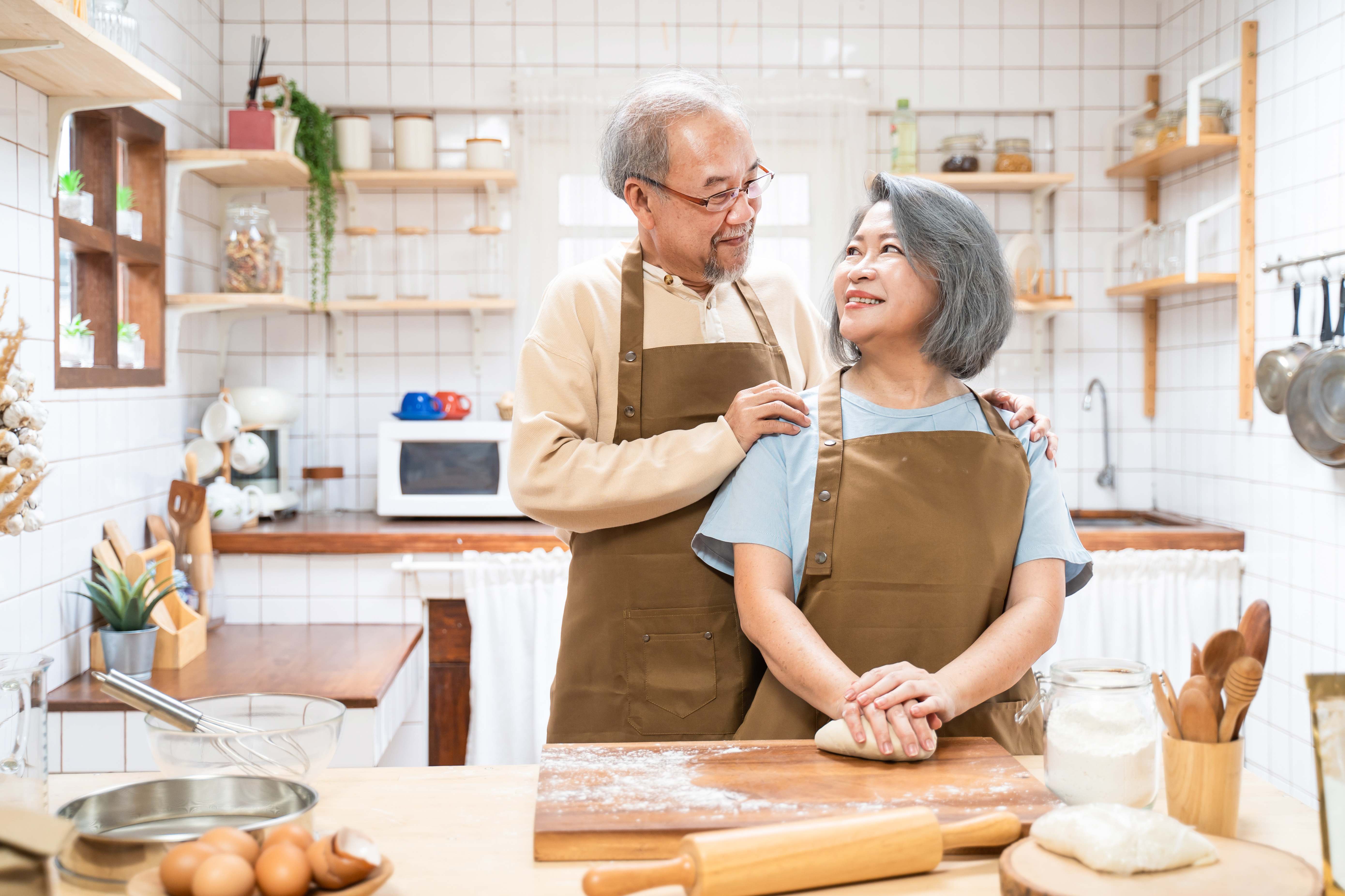 A loving, retired couple learns to bake in their kitchen. 