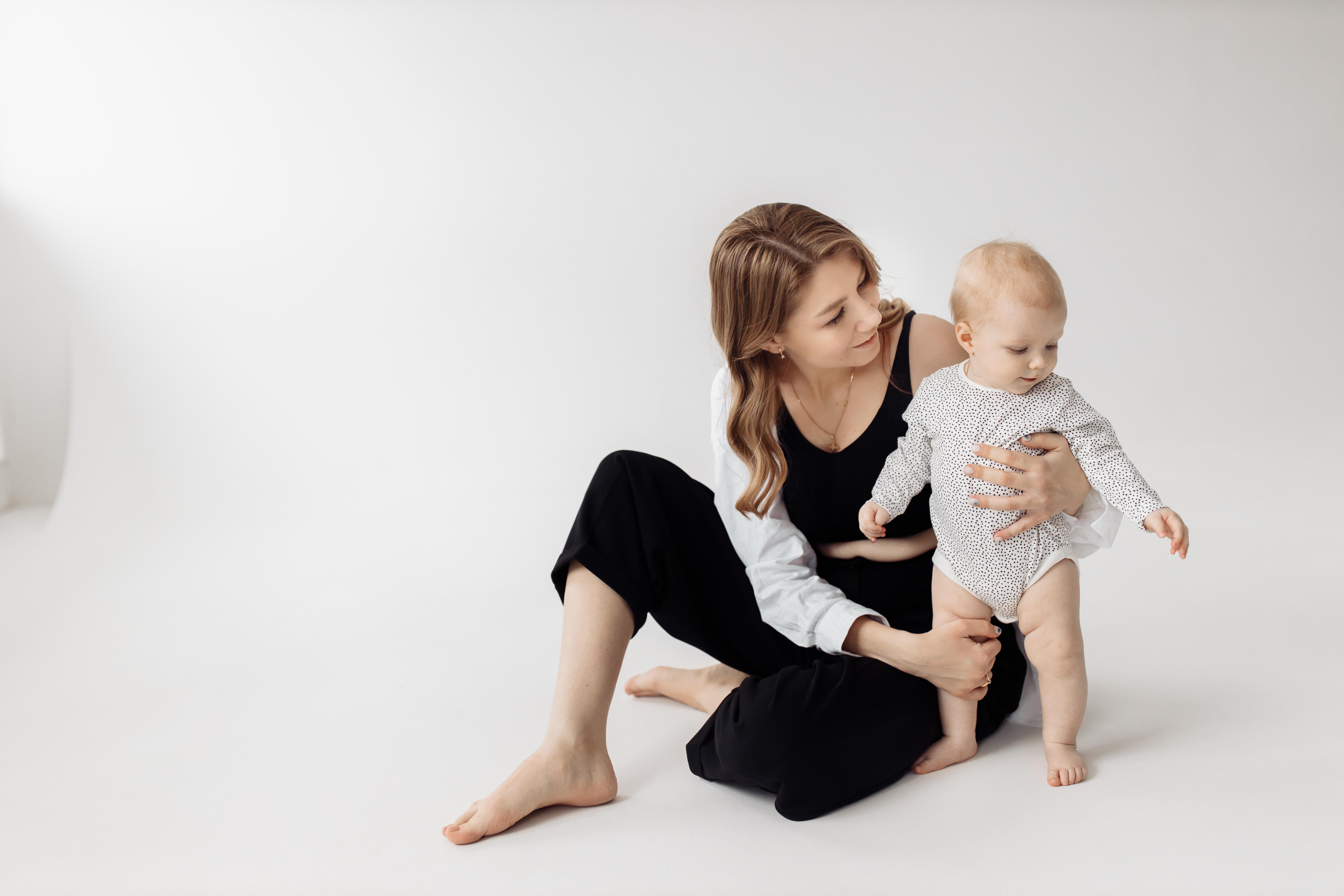 A new mom and her baby pose for an adorable Mother’s Day photoshoot.