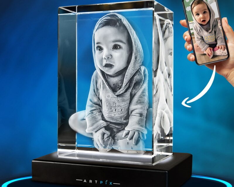 A digital baby photo is transformed into a 3D engraved crystal gift.