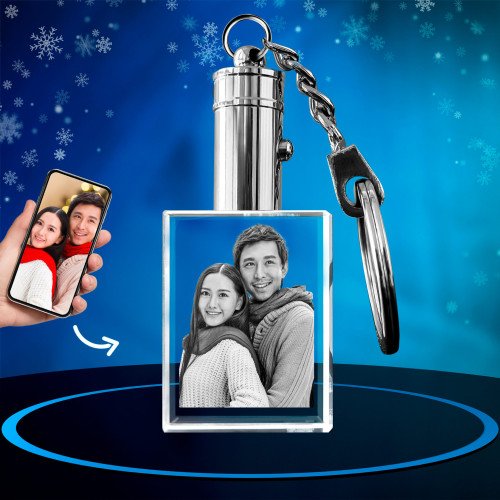 A photo of a loving couple engraved in 2D inside a personalized crystal keychain. Xmas.